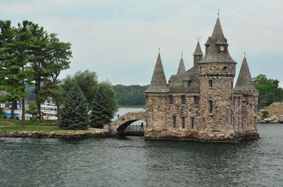 Construções excêntricas na região de 1000 Islands, na fronteira de Canadá e Esatdos Unidos